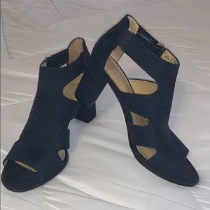Navy heels